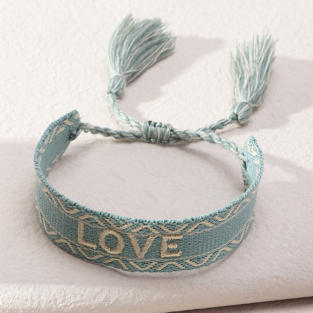 Pulsera tejida a mano con letras bordadas de estilo vintage