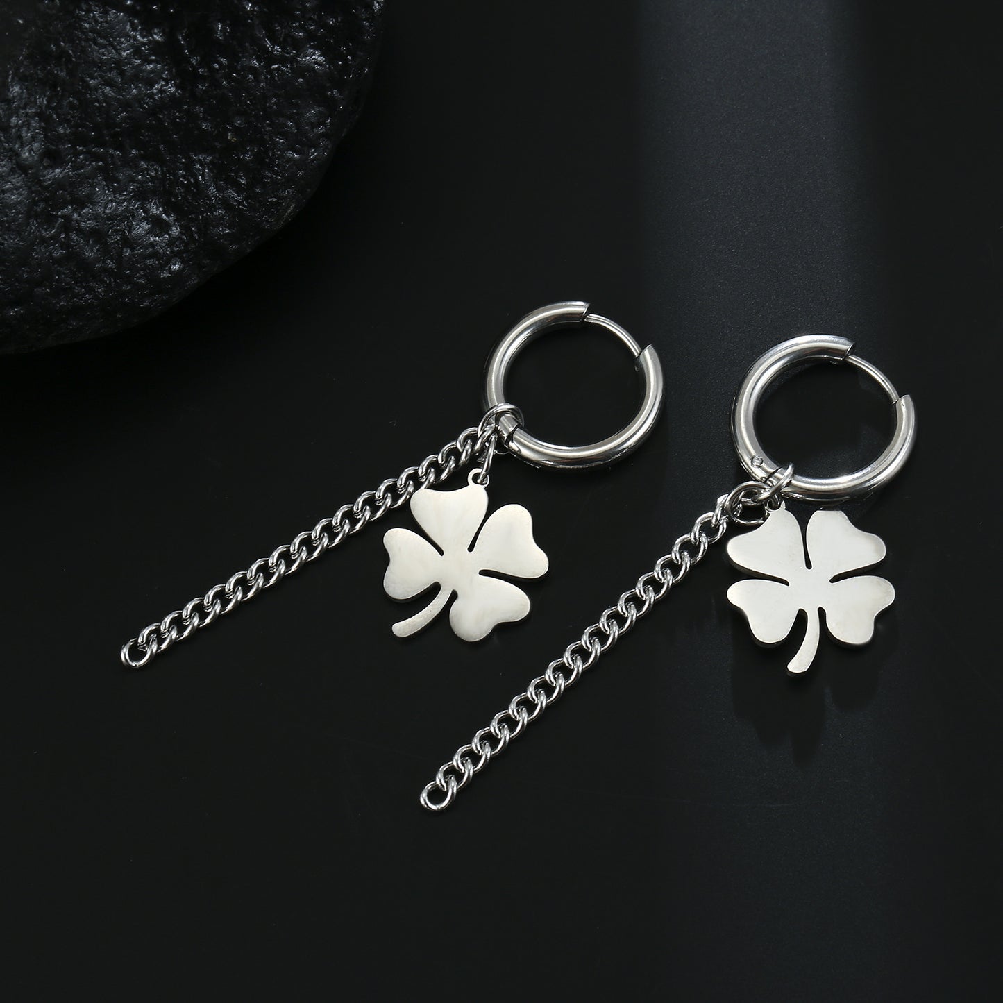 Pendientes colgantes de acero inoxidable para mujer con cadena de trébol de cuatro hojas brillante y corte de personalidad simple de acero de titanio